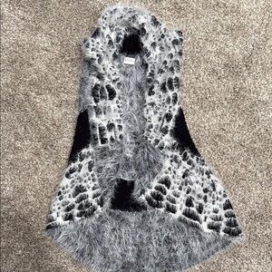 Sioni Black and White Fuzzy Vest